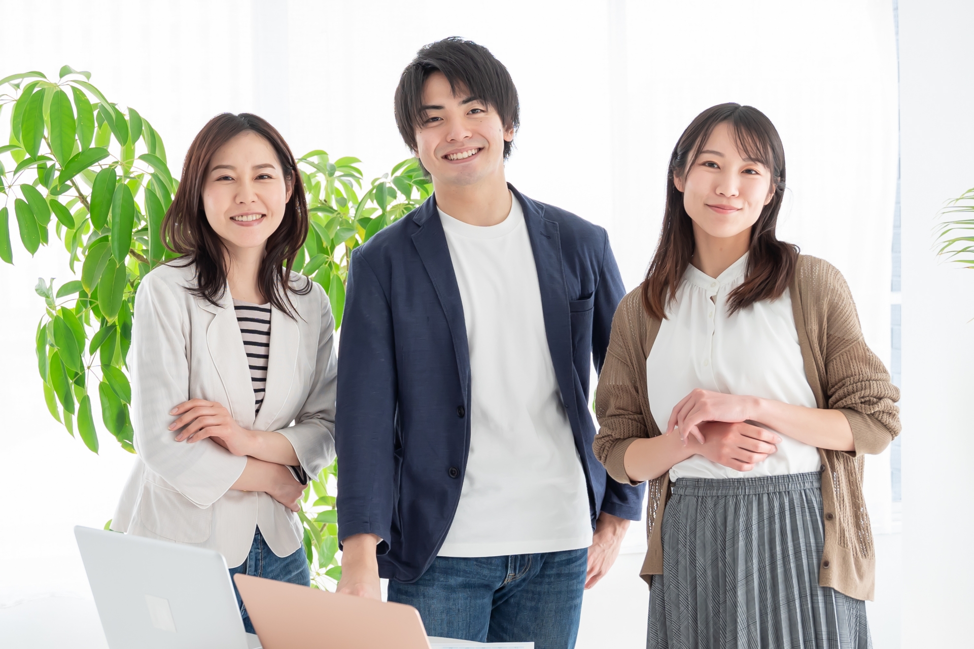 店舗で名刺を受け取るイメージ